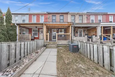 Att/Row/Townhouse in Oshawa