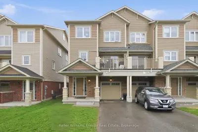 Att/Row/Townhouse in Oshawa