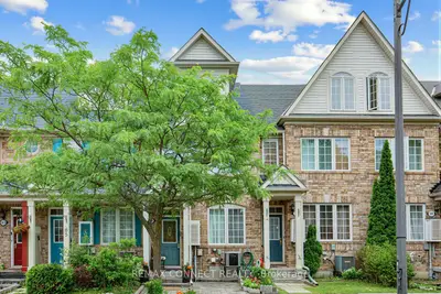 Att/Row/Townhouse in Toronto