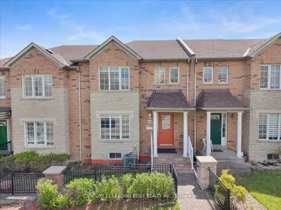 Att/Row/Townhouse in Toronto