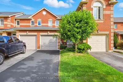 Att/Row/Townhouse in Whitby