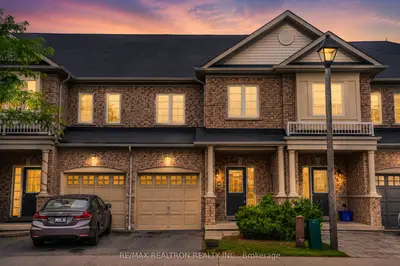 Att/Row/Townhouse in Whitby
