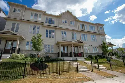 Att/Row/Townhouse in Whitby