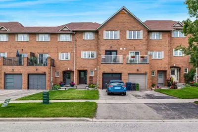 Att/Row/Townhouse in Toronto