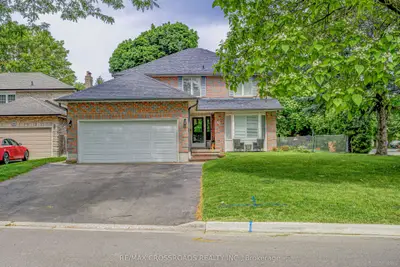 Detached in Whitby