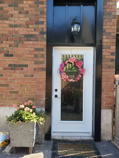 Detached in Whitby