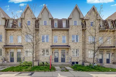 Att/Row/Townhouse in Toronto