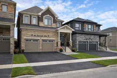 Detached in Whitby