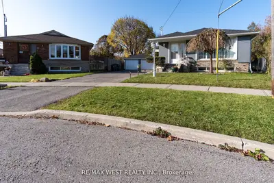 10 Pastrano Court, Toronto, On M1m 1x1