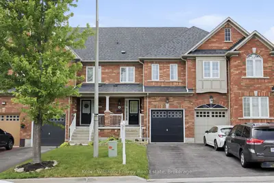 Att/Row/Townhouse in Whitby
