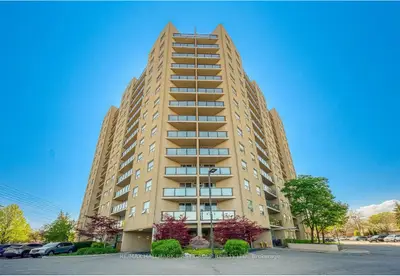 Condo Apartment in Ajax