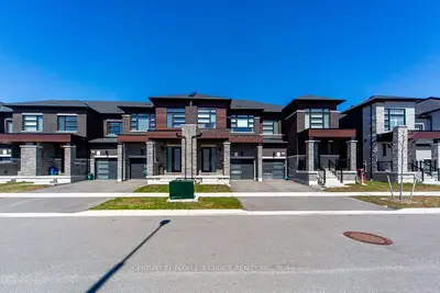 Att/Row/Townhouse in Whitby