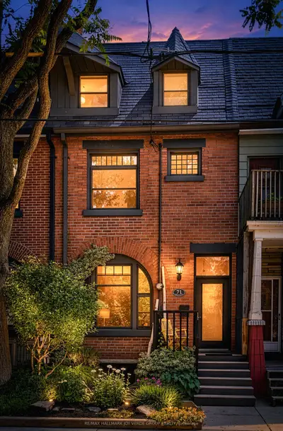 Att/Row/Townhouse in Toronto