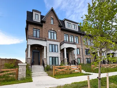 Att/Row/Townhouse in Whitby