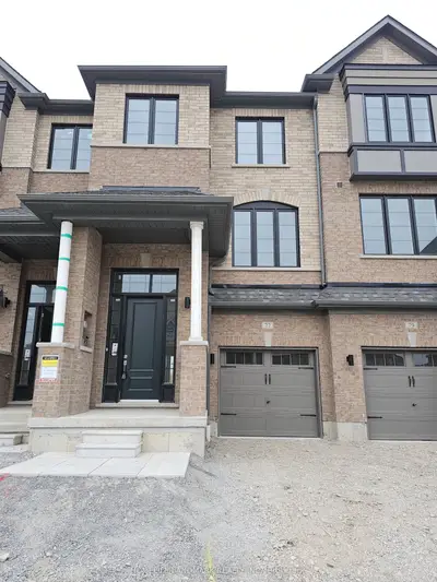Att/Row/Townhouse in Whitby