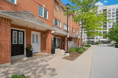 Condo Townhouse in Pickering
