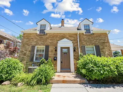 Detached in Whitby