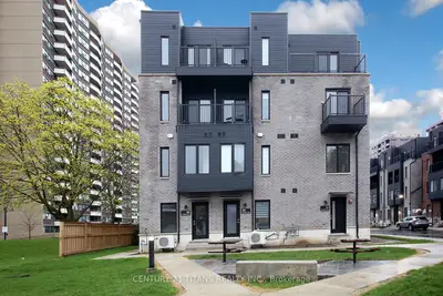 Att/Row/Townhouse in Toronto