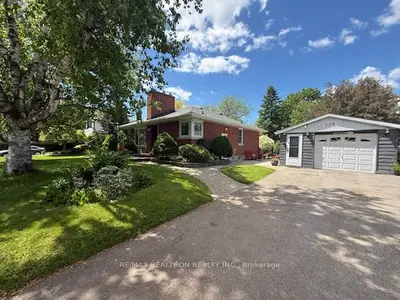 Detached in Whitby
