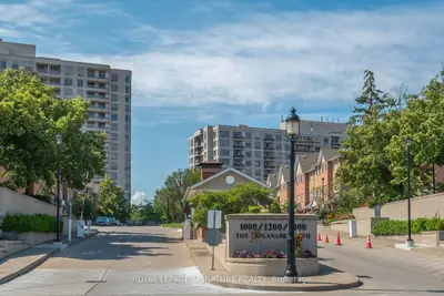 Condo Apartment in Pickering