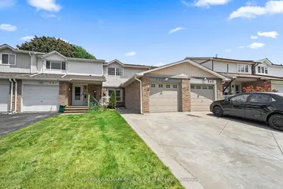 Att/Row/Townhouse in Oshawa
