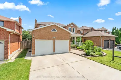 Detached in Whitby