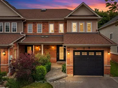 Att/Row/Townhouse in Whitby