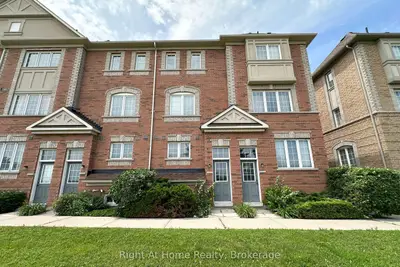 Att/Row/Townhouse in Ajax