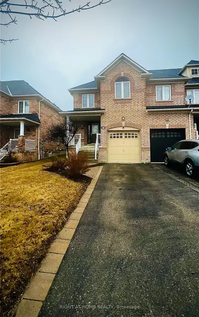 Att/Row/Townhouse in Whitby