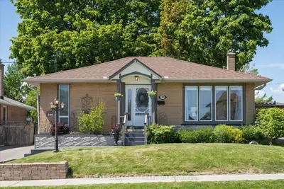 Detached in Whitby