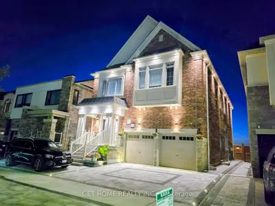 Detached in Whitby