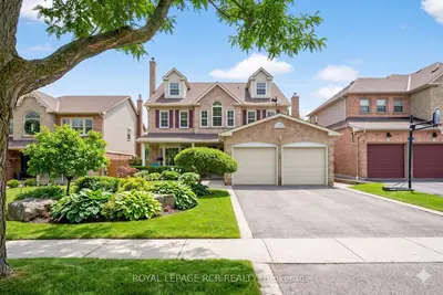 Detached in Whitby