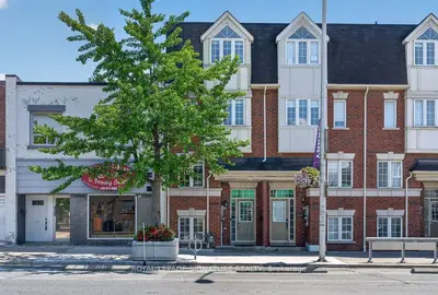 Att/Row/Townhouse in Toronto