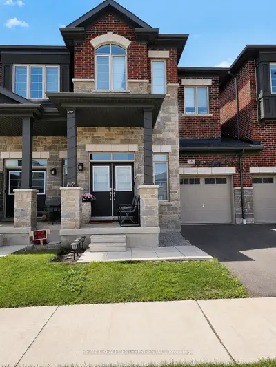 Att/Row/Townhouse in Whitby