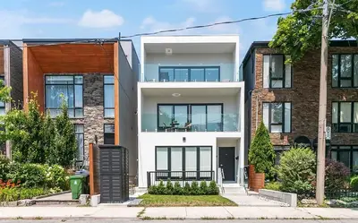 16 Minto Street 2, Toronto, On M4l 1b6