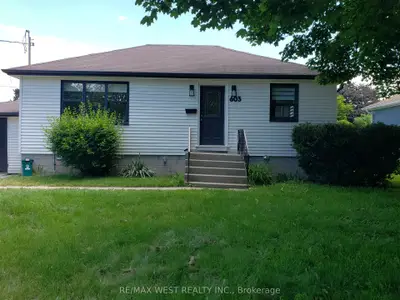 Detached in Whitby
