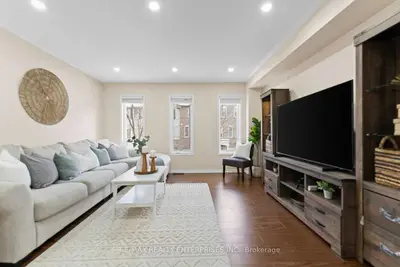 Condo Townhouse in Ajax