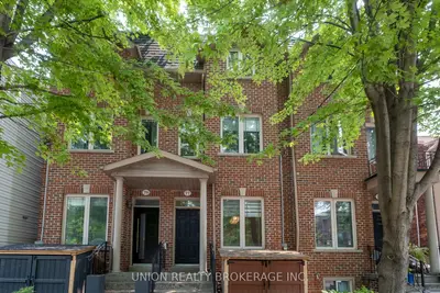 Att/Row/Townhouse in Toronto