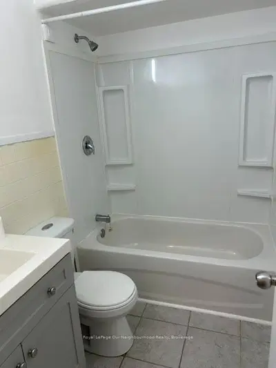 211 Nonquon Road N 104, Oshawa, On L1g 3s7
