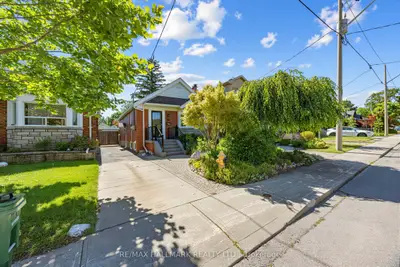 16 Crestland Avenue, Toronto, On M4c 3l1