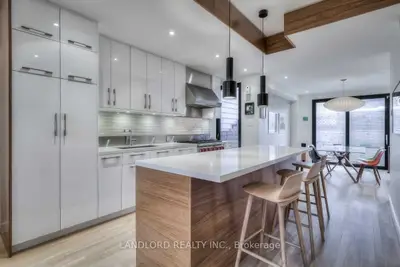Att/Row/Townhouse in Toronto