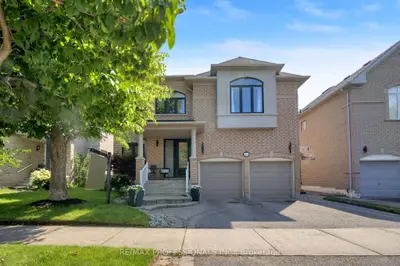 Detached in Whitby