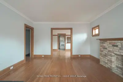 1 Bonfield Avenue Main, Toronto, On M4e 1b9