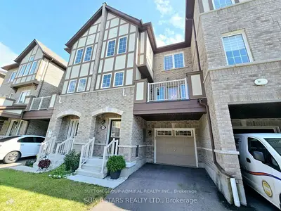 Att/Row/Townhouse in Whitby