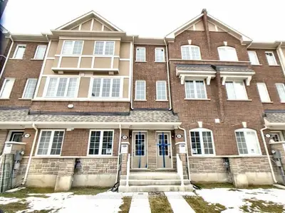 Att/Row/Townhouse in Toronto