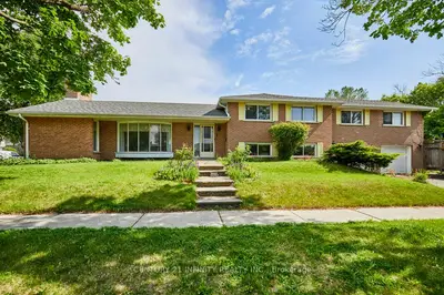 1 Goodland Gate, Toronto, On M1s 1v4