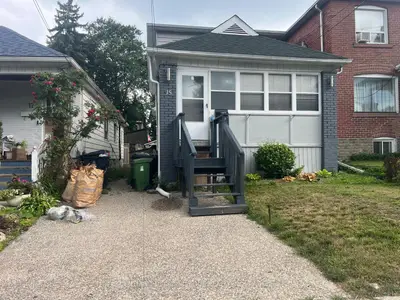 15 Westbrook Avenue, Toronto, On M4c 2g1