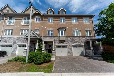 Att/Row/Townhouse in Whitby