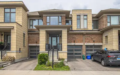 Att/Row/Townhouse in Whitby