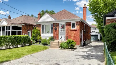 202 Virginia Avenue, Toronto, On M4c 2t7